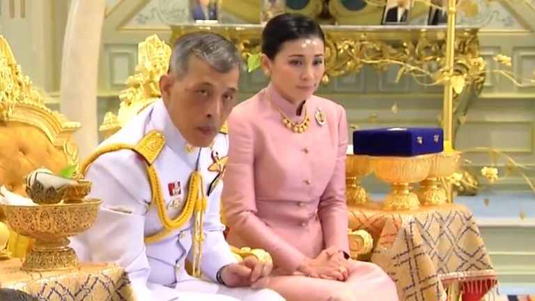 Le roi âgé de 66 ans a épousé Suthida Vajiralongkorn Na Ayudhya et elle est maintenant reine Suthida