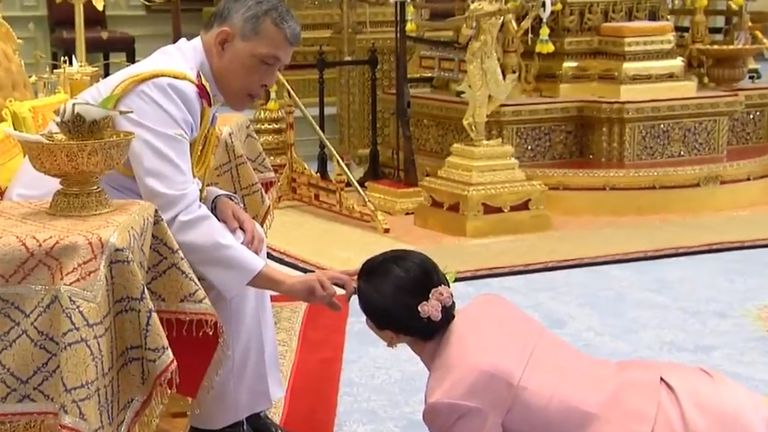 La télévision thaïlandaise a montré une vidéo de Suthida se prosternant devant le roi