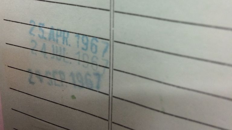 Photo d'un document daté d'un livre qui a été retourné à la bibliothèque Lowestoft, 52 ans après son emprunt, contenant un cachet de 100 £ destiné à couvrir l'amende. 