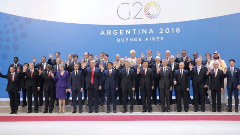 Mme May, quatrième à gauche au premier rang, et M. Poutine, quatrième à droite au premier rang, se sont exprimés en marge du sommet du G20 en Argentine en 2018