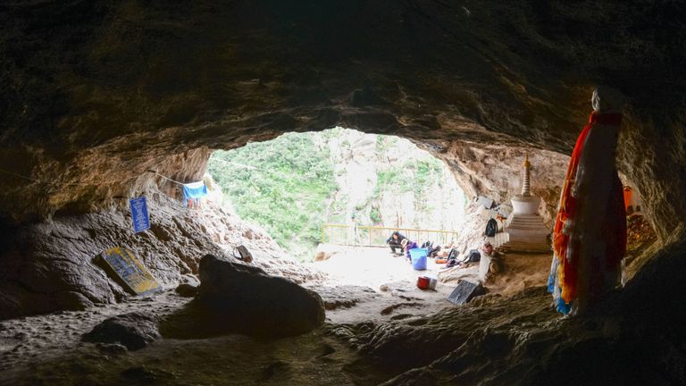 Baishiya Karst Cave sur le plateau tibétain où la fossile mâchoire de Denisovan a été trouvée