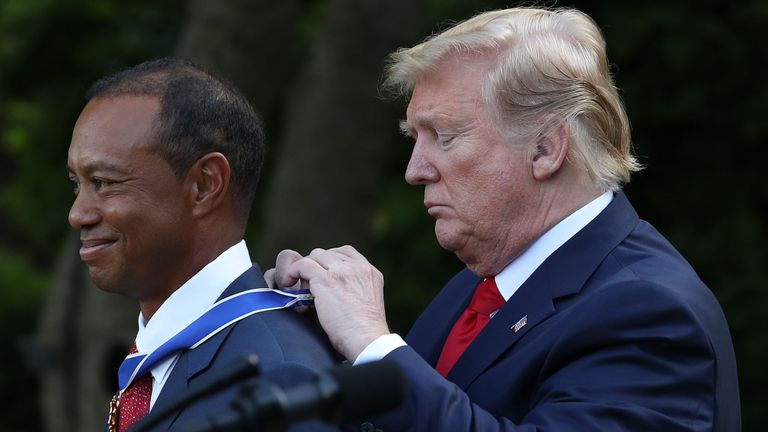 Le président Trump présente à la professionnelle Tiger Woods la médaille de la liberté