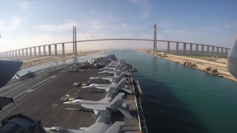 Le porte-avions américain USS Abraham Lincoln passe par le canal de Suez en Egypte avant d’être déployé en Iran