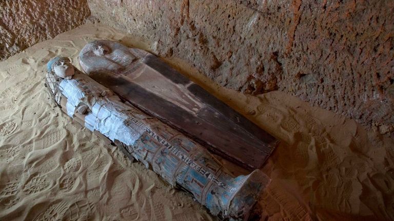 Le 4 mai 2019, à la suite de la découverte de plusieurs tombes et tombeaux de l'Ancien Empire, des sarcophages sont observés à l'intérieur d'un arbre funéraire situé sur le plateau de la pyramide de Gizeh, dans la banlieue sud-ouest de la capitale égyptienne, Le Caire. (Photo de MAHMOUD KHALED / AFP) (Le crédit photo devrait correspondre à MAHMOUD KHALED / AFP / Getty Images)