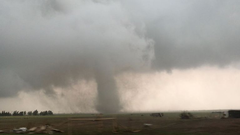 Une tornade tourne à Mangum, dans l'Oklahoma