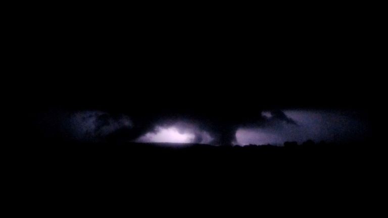 La silhouette d'une tornade apparaît lors d'un coup de foudre