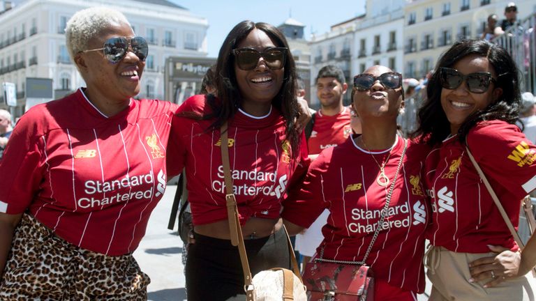 Fans de Liverpool sur la place Puerta del Sol à Madrid vendredi