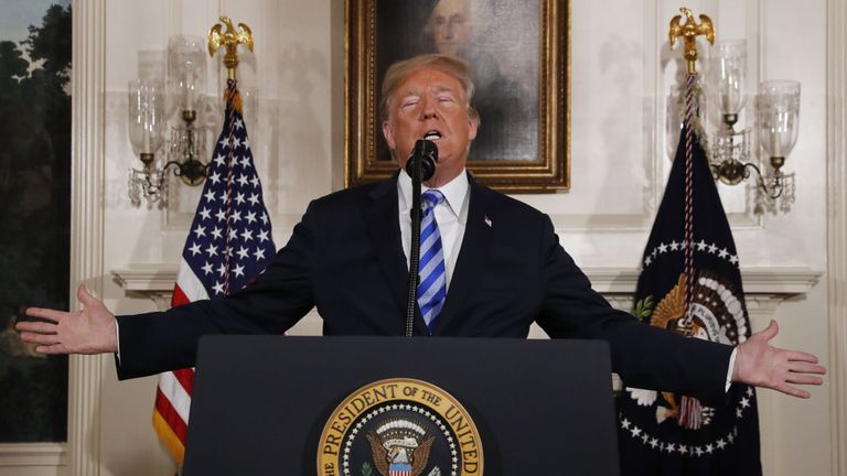 Le président américain Donald Trump prend la parole après avoir annoncé son intention de se retirer de l'accord nucléaire JCPOA Iran dans la salle diplomatique de la Maison Blanche à Washington, États-Unis, le 8 mai 2018. REUTERS / Jonathan Ernst