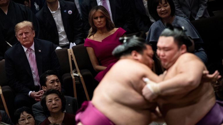 Le président américain Donald Trump et la Première Dame Melania assistent à un match de sumo lors de leur visite au Japon