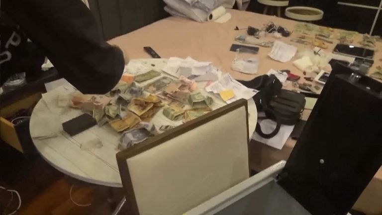 La police turque a également trouvé de l'argent et des appareils électroniques lors de leurs raids