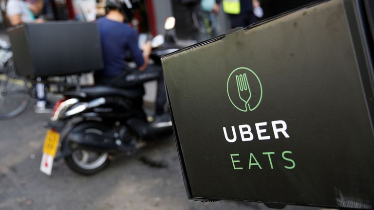 Un scooter de livraison de nourriture UberEATS est vu garé à Londres