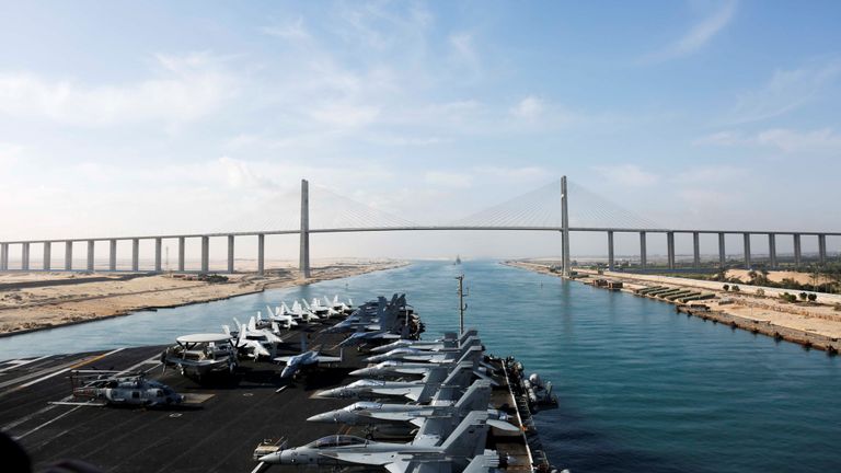 USS Abraham Lincoln traverse le canal de Suez en direction du Moyen-Orient
