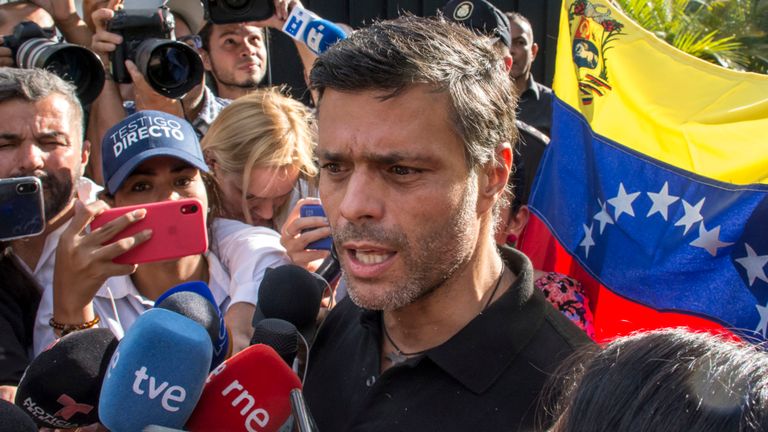 Le chef de l'opposition, Leopoldo Lopez, s'adresse aux médias lors de la résidence de l'ambassadeur d'Espagne à Caracas.