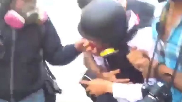 Un journaliste touché par une bombe explosive lancée par les forces de sécurité est aidé par des collègues