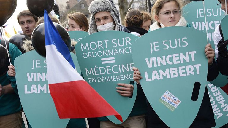 Une femme tenant une pancarte sur laquelle est écrit: "Je suis Vincent Lambert" (un homme tétraplégique actuellement sous traitement de survie artificiel dans un hôpital en France) alors qu'elle participe à une marche pour la vie "Marche pour la vie", le 25 janvier 2015. , à Paris.