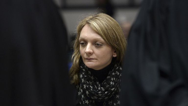 Rachel Lambert, 33 ans, regarde en avant de l'audience dans l'affaire de son mari, un homme tétraplégique qui est actuellement en réanimation artificielle dans un hôpital de Reims, à la Cour européenne des droits de l'homme de Strasbourg, dans l'est de la France 7 janvier 2015.