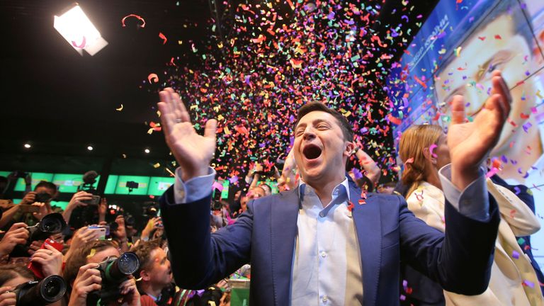 Le candidat à la présidence ukrainienne Volodymyr Zelenskiy réagit à l'annonce du premier scrutin à la sortie du scrutin lors d'une élection présidentielle à son siège de campagne à Kiev, en Ukraine, le 21 avril 2019