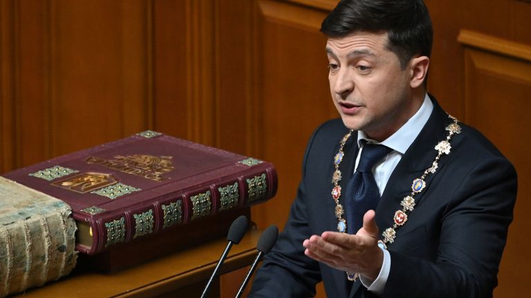 Le président ukrainien Volodymyr Zelensky prononce un discours lors de sa cérémonie d'inauguration au parlement à Kiev le 20 mai 2019