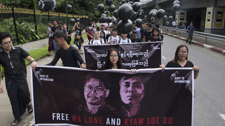 Les partisans des journalistes du Myanmar détenus, Wa Lone et Kyaw Soe Oo, défilent lors d'un rassemblement réclamant leur libération