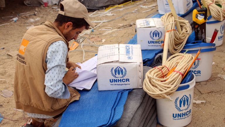 Les Yéménites déplacées des zones proches de la frontière avec l'Arabie saoudite reçoivent une aide humanitaire 
