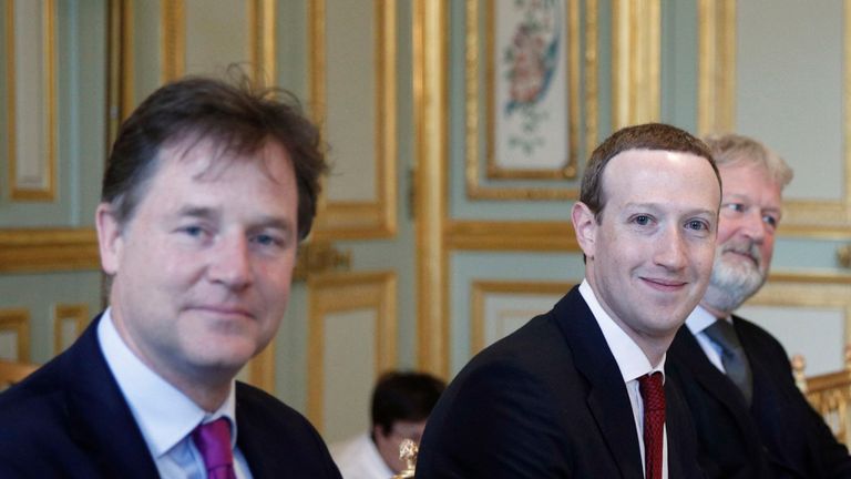 Le PDG et cofondateur de Facebook, Mark Zuckerberg, pose aux côtés de Nick Clegg (à gauche), responsable des communications politiques mondiales et de Facebook, avant une réunion avec le président français à l'Elysée à Paris, le 10 mai 2019. ( Photo de Yoan VALAT / POOL EPA / AFP) (Le crédit photo doit se lire YOAN VALAT / AFP / Getty Images)
