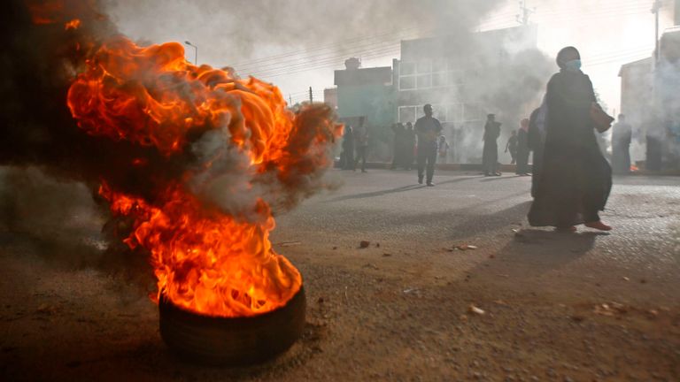 Un pneu brûle devant le QG de l'armée à Khartoum