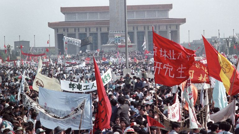 Des centaines de milliers de personnes occupent la place Tiananmen dans le centre de Pékin le 17 mai 1989 
