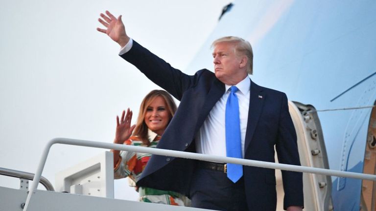 Le président et son épouse saluent la montée à bord de l'Air Force One pour traverser l'Atlantique