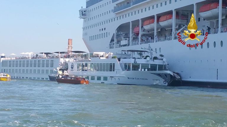 Un bateau de croisière a percuté un bateau de tourisme à Venise. Pic: Service d'incendie de Venise
