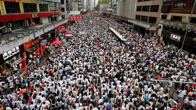 Des manifestants assistent à une manifestation pour demander aux autorités d'abandonner un projet de loi d'extradition avec la Chine