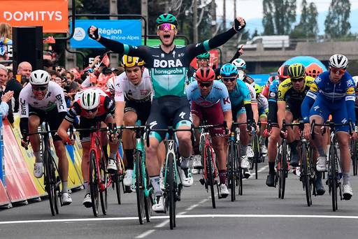 REGARDER: Les sprints de Sam Bennett sont clairs pour remporter la victoire d'étape du troisième jour du Criterium du Dauphine