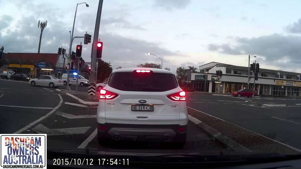 Karma instantané – Le conducteur tire un geste stupide devant la police de QLD!