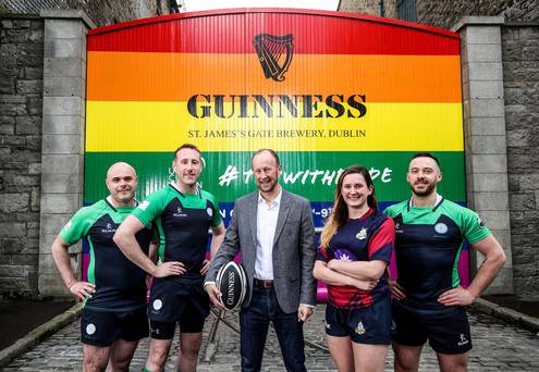 Les célèbres Guinness Gates peintes aux couleurs de la fierté lors du lancement du tournoi de rugby LGBT + inclusif à Dublin