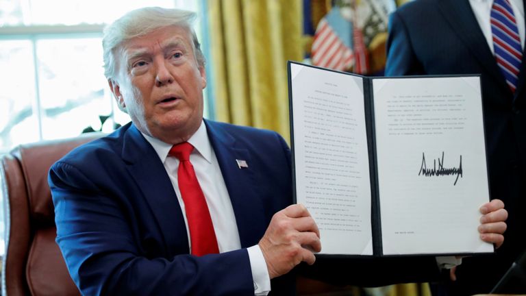 Le président américain Donald Trump affiche un ordre exécutif imposant de nouvelles sanctions à l'Iran au bureau ovale de la Maison Blanche à Washington (États-Unis), le 24 juin 2019. REUTERS / Carlos Barria