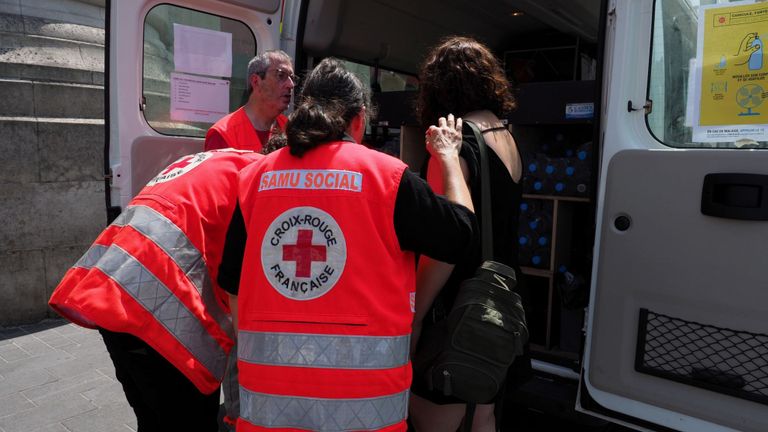 La Croix-Rouge française distribue de l'eau pour aider les gens à rester hydratés pendant la canicule