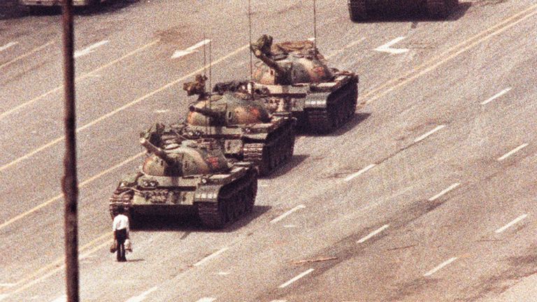 Un homme se tient devant un convoi de chars dans l'avenue de l'éternel
 Paix sur la place Tiananmen à Beijing en cette photo d'archives du 5 juin 1989. REUTERS / Arthur Tsang

/ Files (CHINE - Tags: CIVIL UNREST, IMAGES DU JOUR)

ATTENTION - CETTE IMAGE FAIT PARTIE DU FORFAIT & # 39; 30 ANS DE REUTERS PICTURES & # 39;

POUR TROUVER LES 56 IMAGES SEARCH & # 39; 30 YEARS & # 39;