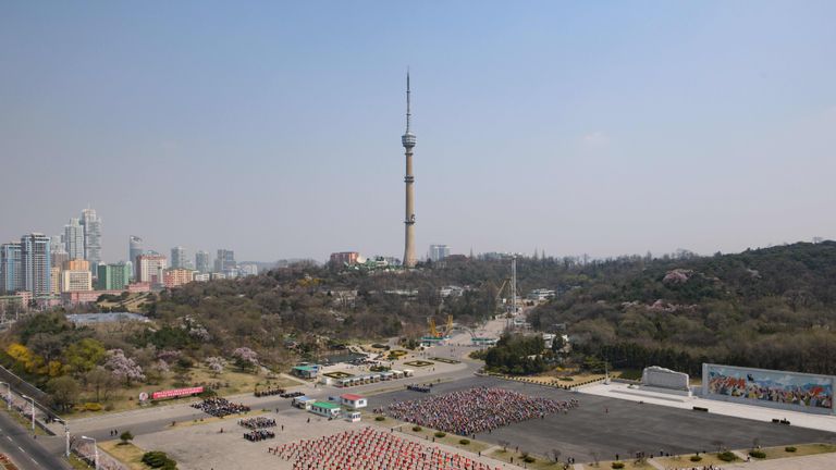 Sur une photo prise le 13 avril 2019, les participants répètent pour une performance artistique et gymnastique de masse à Pyongyang. - Des dizaines de milliers d'interprètes à Pyongyang ont pris part à la première des manifestations de propagande spectaculaires «Jeux de masse» de la Corée du Nord en 2019, mais le membre le plus important du public n'était pas impressionné. (Photo par Ed JONES / AFP) (Le crédit photo doit se lire comme suit: ED JONES / AFP / Getty Images)
