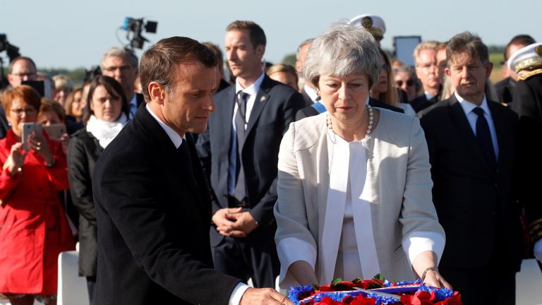 Le président français Emmanuel Macron et la première ministre britannique Theresa May déposent une gerbe de fleurs sur la première pierre commémorative d'un mémorial britannique. 