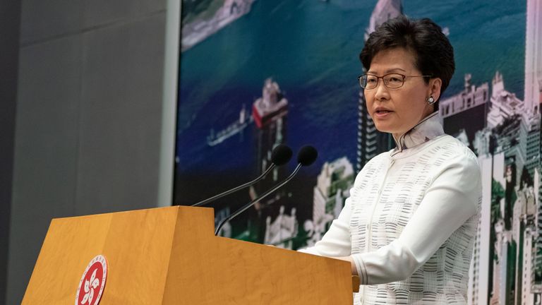 HONG KONG, HONG KONG - 15 juin: Carrie Lam, directrice générale de Hong Kong, prend la parole lors d'une conférence de presse au complexe du gouvernement central le 15 juin 2019 à Hong Kong, Chine. Le chef de la direction hongkongaise Carrie Lam a annoncé le report d'un projet de loi controversé sur l'extradition en Chine et de ses avancées samedi après les récents affrontements entre la police et les manifestants devant les bâtiments du gouvernement à propos du projet de loi autorisant l'envoi de criminels présumés sur le continent. Environ 1 million de personnes sont descendues dans les rues dimanche pour protester contre le projet de loi alors que des affrontements opposant manifestants à la police ont éclaté après la marche pacifique et beaucoup pensent que l'amendement proposé éroderait les protections juridiques de Hong Kong et exposerait ses citoyens à un risque d'extradition vers la Chine. . (Photo par Anthony Kwan / Getty Images)