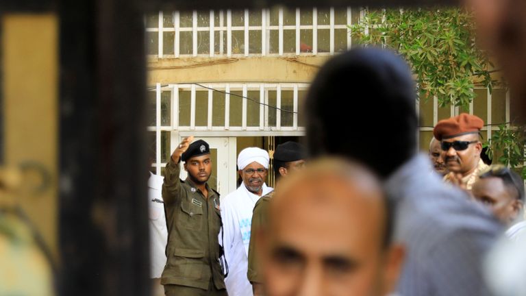 L'ancien président soudanais Omar al-Bashir quitte le bureau du procureur chargé de la lutte contre la corruption à Khartoum (Soudan) le 16 juin 2019. REUTERS / Umit Bektas