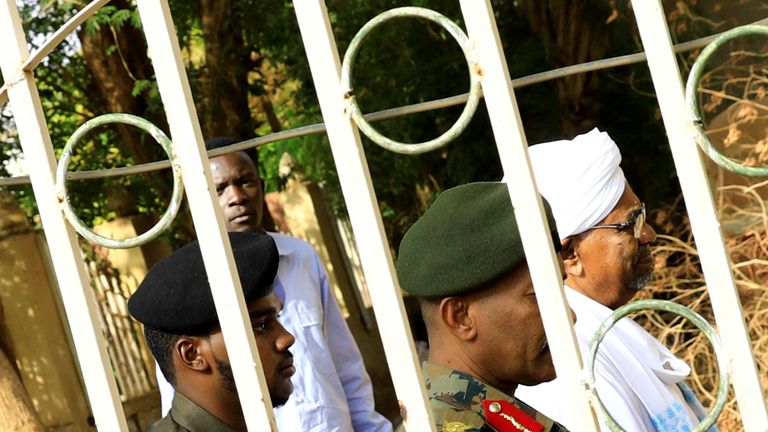 L'ancien président soudanais Omar al-Bashir quitte le bureau du procureur chargé de la lutte contre la corruption à Khartoum (Soudan) le 16 juin 2019. REUTERS / Umit Bektas