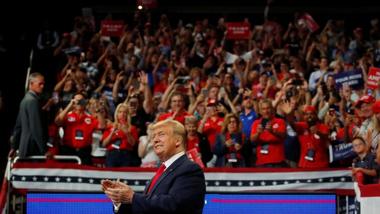 Le président américain Donald Trump réagit sur scène en lançant officiellement sa candidature à la réélection par un rassemblement à Orlando, Floride, États-Unis, le 18 juin 2019. REUTERS / Carlos Barria