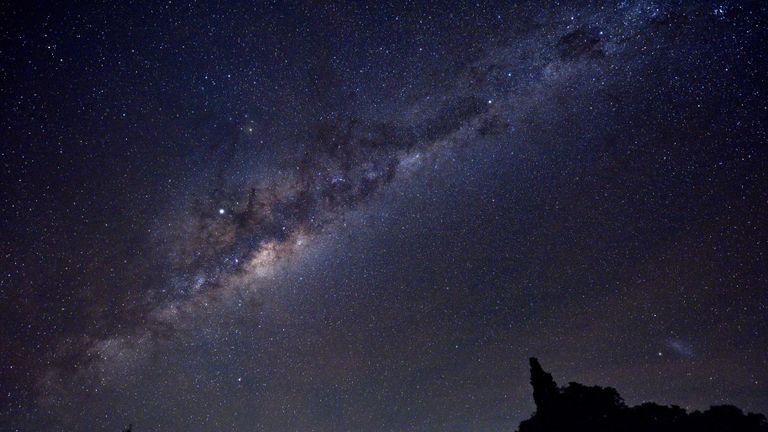 Le centre galactique de la Voie lactée, Jupiter (le point le plus lumineux au centre-gauche de l'image) et la galaxie du Petit Nuage Magellan (SMC) (coin inférieur droit) sont vus tard le 10 mai 2019 depuis la campagne uruguayenne du département de Soriano. , près du village d’Andresito, département de Flores. (Photo de Mariana SUAREZ / AFP) (Le crédit photo doit correspondre à MARIANA SUAREZ / AFP / Getty Images)