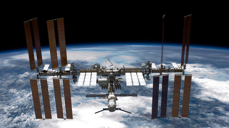 DANS L'ESPACE - 29 MAI: Dans ce document fourni par la NASA (Administration nationale de l'aéronautique et de l'espace), la station spatiale internationale (ISS) est vue depuis la navette spatiale Endeavour après que la station et la navette aient commencé leur relatif séparation le 29 mai 2011 dans l'espace. Après 20 ans, 25 missions et plus de 115 millions de kilomètres dans l’espace, la navette spatiale Endeavour de la NASA en est à la dernière étape de son dernier vol vers la Station spatiale internationale avant d’être retirée et donnée au California Science Center de Los Angeles. Le capitaine Mark E. Kelly, l'époux de la représentante des États-Unis, Gabrielle Giffords (D-AZ), a dirigé la mission STS-134, qui a livré le Logistic Express Carrier-3 (ELC-3) et le spectromètre magnétique Alpha (AMS-2). à la station spatiale internationale. (Photo de la NASA via Getty Images)