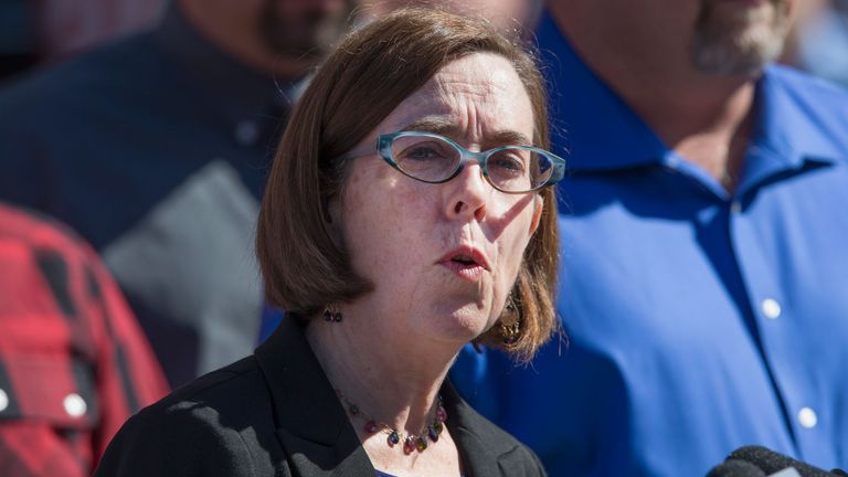 ROSEBURG, OR - 02 OCTOBRE: Kate Brown, gouverneure de l'Oregon, parle à la presse du tir de masse à l'Umpqua Community College du 2 octobre 2015 à Roseburg, dans l'Oregon. Hier, Chris Harper Mercer, âgé de 26 ans, a lancé une fusillade sur le campus, tuant 9 personnes et en blessant sept autres avant d'être tué. (Photo de Scott Olson / Getty Images)