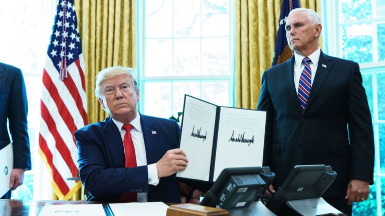 Le 24 juin 2019, le président des États-Unis, Donald Trump, présente un décret sur les sanctions imposées au chef suprême de l'Iran au sein du bureau ovale de la Maison-Blanche. (Photo de MANDEL NGAN / AFP) (Le crédit photo devrait correspondre à MANDEL NGAN / AFP / Getty Images)