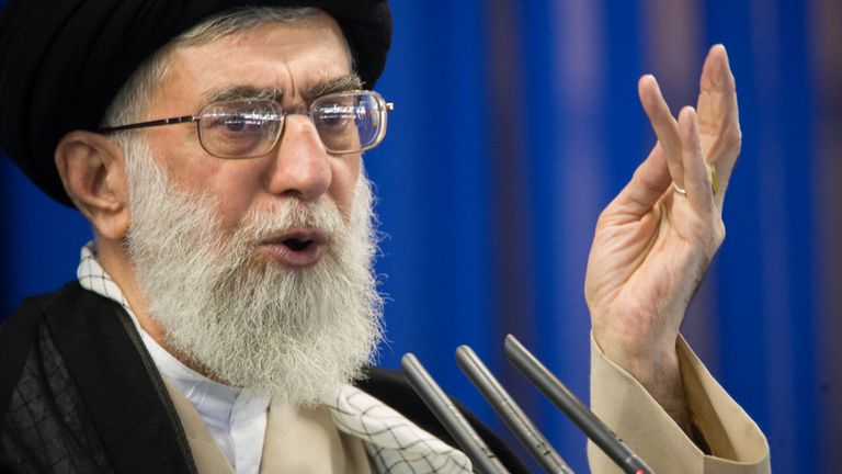 Le Guide suprême de l'Iran, l'ayatollah Ali Khamenei, s'exprimera lors de la prière du vendredi à Téhéran le 14 septembre 2007. REUTERS / Morteza Nikoubazl / File Photo