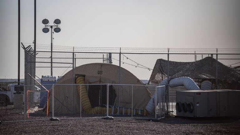 Une installation temporaire mise en place pour retenir les migrants est illustrée dans un poste de patrouille de la frontière américaine à Clint, au Texas, le 25 juin 2019. - Des avocats qui ont pu se rendre sur les lieux dans le cadre de la colonie de Flores, qui régit les conditions de détention des enfants migrants, ont déclaré avoir été témoins de conditions inhumaines de surpeuplement et d'environ 250 enfants détenus pendant plus de 72 heures, certains affirmant qu'ils étaient là pendant des semaines dans des cellules surpeuplées. (Photo de Paul Ratje / AFP) (Le crédit photo doit se lire comme suit: PAUL RATJE / AFP / Getty Images)