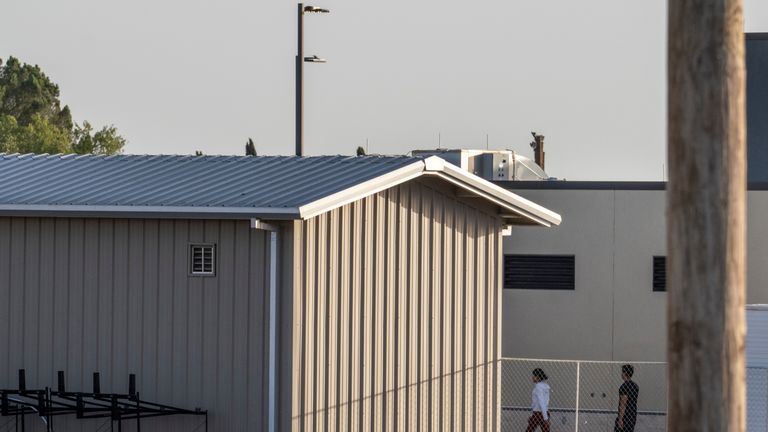 Une installation temporaire mise en place pour retenir les migrants est illustrée dans un poste de patrouille de la frontière américaine à Clint, au Texas, le 25 juin 2019. - Des avocats qui ont pu se rendre sur les lieux dans le cadre de la colonie de Flores, qui régit les conditions de détention des enfants migrants, ont déclaré avoir été témoins de conditions inhumaines de surpeuplement et d'environ 250 enfants détenus pendant plus de 72 heures, certains affirmant qu'ils étaient là pendant des semaines dans des cellules surpeuplées. (Photo de Paul Ratje / AFP) (Le crédit photo doit se lire comme suit: PAUL RATJE / AFP / Getty Images)