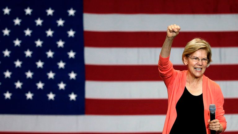 La sénatrice du Massachusetts (D) et la candidate démocrate à la présidence, Elizabeth Warren, font des gestes alors qu'elle parle lors d'une assemblée publique à la Florida International University de Miami, en Floride, le 25 juin 2019. (Photo de RHONA WISE / AFP) (Le crédit photo devrait correspondre à RHONA WISE / AFP / Getty Images)